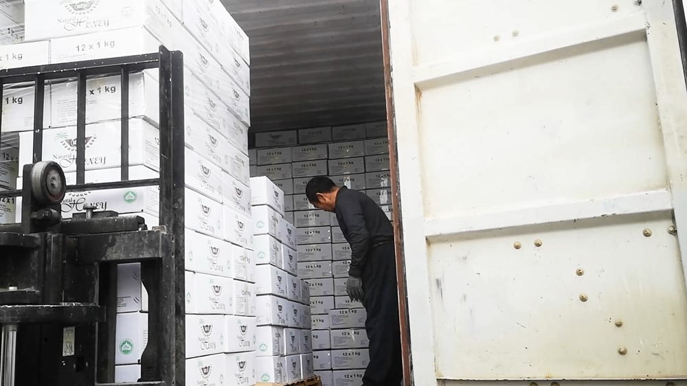 Kleine Pakete mit reinem, natürlichem Polyflower-Honig werden nach Brunei geliefert