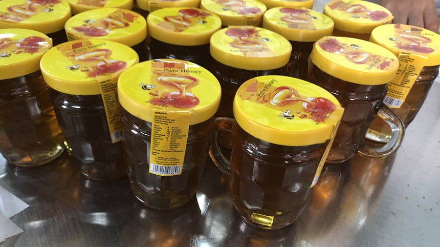 تقوم شركة Deli Foods بشحن حاويات من العسل الطبيعي إلى كوراساو